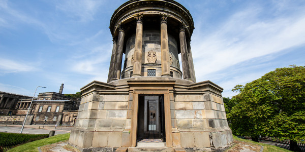 Image of the Burns Monument in Edinburgh 